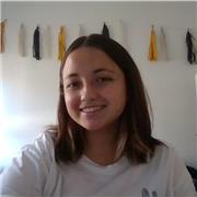 Profesora de inglés dicta clases a niños y niñas de todas las edades