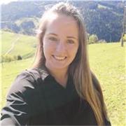 Ich bin eine hilfsbereite, genaue und engagierte Person, die sich darüber freut, wenn sie bei Schulaufgaben,  weiter helfen kann!