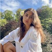 Profesora de inglés (C1), de historia e historia del arte y de lengua castellana y gallego (Celga4). Matemáticas y biología