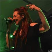 Insegnante di canto impartisce lezioni con strumentazione