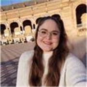 Graduada en criminología y derecho, pero con un gran compromiso con los niños pequeños para ayudarles en las materias escolares. 