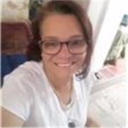 Profesora de primaria imparte clases y refuerzos a niños de educación primaria