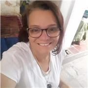 Profesora de primaria imparte clases y refuerzos a niños de educación primaria