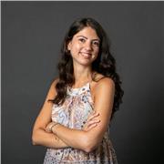 Laureata in lingue e letterature straniere impartisce lezioni di spagnolo, inglese e supporto alla lingua italiana