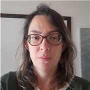 Professor de inglês com experiência em ensinar adolescentes e adultos online