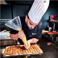 J'enseigne la pâtisserie auprès de particulier et professionnel des métiers de bouches du débutant au plus confirmé!