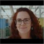 Inglés para estudiantes de primaria y secundaria, así como a adultos que buscan mejorar sus habilidades lingüísticas