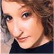 Docente di canto impartisce lezioni lezioni private di canto pop a studenti dall’età di 6 anni in su