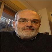 Ha vissuto in paesi di lingua inglese per anni, sia in Inghilterra che negli Stati Uniti e Canada.