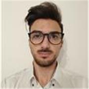Insegnante Informatica, impartisce lezione a studenti di scuole superiori o università che hanno bisogno di una mano