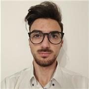 Insegnante Informatica, impartisce lezione a studenti di scuole superiori o università che hanno bisogno di una mano