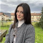 Soy estudiante de Marketing y Publicidad con habilidades en comunicación y creatividad. Me adapto a diferentes materias y niveles.