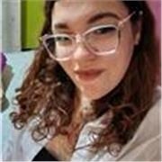Alumna terminando primero de bachillerato, dispuesta a ayudar a niños de primaria en sus actividades escolares.