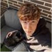 Chico joven y con ganas de enseñar, estudiante de matemáticas e ingeniería informstiva