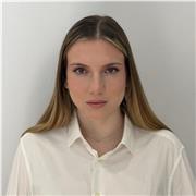 Laureata in economia offre lezioni private di inglese, matematica e aiuto compiti.