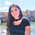 Studentessa universitaria dà lezioni di storia
