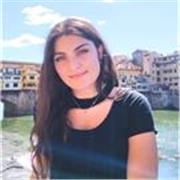 Studentessa universitaria dà lezioni di storia