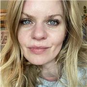 Creative and patient art tutor. I can help you improve your artistic skills.