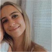 Maestra imparte clase de primaria