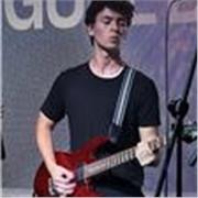 Persona extrovertida, autodidacta de la guitarra y apasionado de la música. 