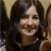 Docente di scuola primaria impartisce lezioni di lingua inglese e aiuta nello svolgimento dei compiti per casa