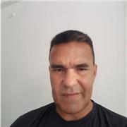 Profesor de ingles comparte clases para niños y adultos