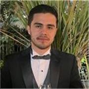 Profesor joven de Derecho, muy paciente y con inclinación en la investigación y el litigio