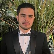 Profesor joven de Derecho, muy paciente y con inclinación en la investigación y el litigio