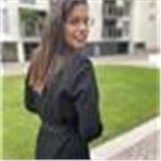 Diplomata al liceo scientifico e laureata in igiene dentale