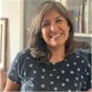 Profesora que imparte clases a niños de primaria