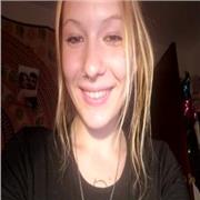 Soy una estudiante risueña a la que le gustaría ganar un ingreso extra enseñando español a personas extranjeras.