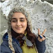 professeur qui aide à apprendre la langue de manière créative