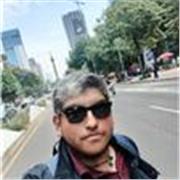 Maestro certificado y competente en las áreas de comunicación