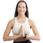 Profesora de Yoga, Pilates y meditación con enfoque en conexión corporal, relajación, liberación del estrés y recarga energética