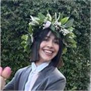 Studentessa universitaria fornisce aiuto compiti a ragazzi elementari e medie