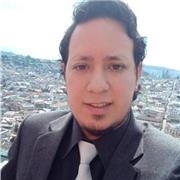 Hablante nativo de español y nivel intermedio avanzado de inglés, con 6 años de experiencia enseñando a adolescente y adultos.