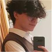 Profesor de inglés joven con nivel C2 dispuesto a dar clases presenciales particulares a estudiantes en Madrid.