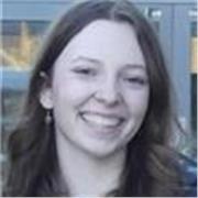 Englisch-Tutorin, die Kinder und Jugendliche zwischen 8 und 18 Jahren unterrichtet