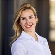 I’m Catherine, a TEFL certified English tutor pivoting from a successful HR career into full time teaching. I focus on adults and