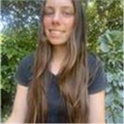 Profesora de psicología imparte clases a estudiantes de secundario