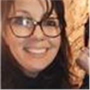 Docente di matematica impartisce lezioni individuali a studenti di scuole medie e superiori