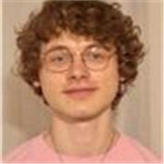 Je propose des cours adaptés à ton rythme. À l’écoute et bienveillant, je t’aide à progresser. Contacte-moi ! 