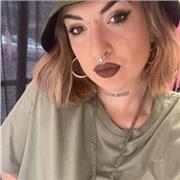 Tatuatrice e disegnatrice diplomata presso: istituto d’arte e accademia di moda, impartisce lezioni di disegno, pittura e moda