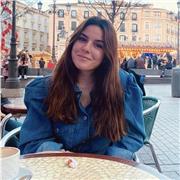 Profesora de inglés imparte clases a niños de 0 a 10 años