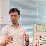 Abogado en ejercicio imparte clases particulares a universitarios