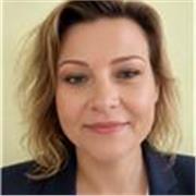 Nauczyciel języka angielskiego prowadzi zajęcia z dziećmi i młodzieżą