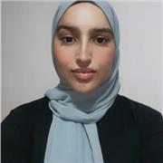 Profesora apasionada que motiva y adapta la enseñanza