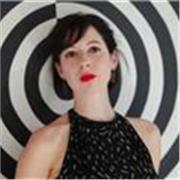 Profesora titulada en Bellas Artes con amplia experiencia en Educación Secundaria y Diseño Gráfico.