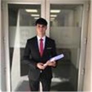 Profesor que imparte clases de Física a sus alumnos mediante metodologías de aprendizaje claras y eficientes