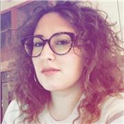 Studentessa di medicina impartisce lezioni di matematica a studenti da elementari fino a superiori